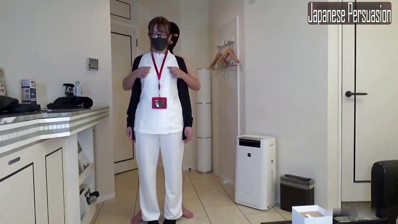 Famosa enfermeira ginecologista no hospital, prazer na garganta profunda leva a clímax repetido e acabamento de gozada interna
