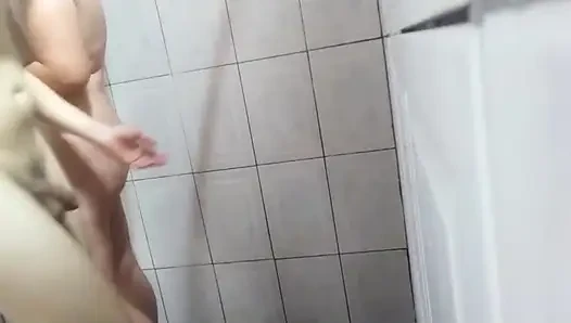 Momen intim di kamar mandi: berbagi sama pacarku di bawah air