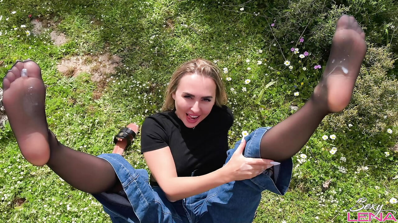 Footjob en montagne grecque avec pieds en nylon en sueur - Creampie en plein air sur mes semelles