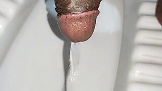 Qui veut prendre une douche dorée, une bite noire indienne fait pipi dans de longues vidéos de la salle de bain