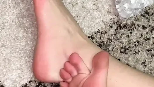 Seksi çoraplı ve eldivenli ayaklara masaj
