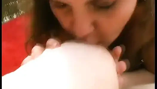 İri göğüslü şişman piliç açık havada adam tarafından sikiliyor