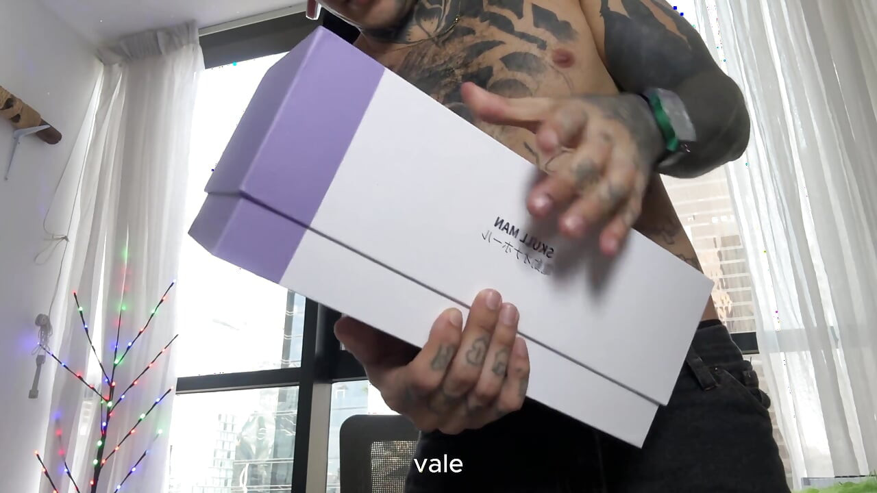 ปีศาจยักษ์เล่นกับของเล่นใหม่ของเขาจนเขาน้ําแตก