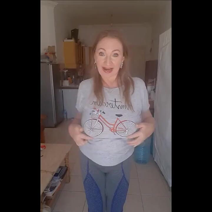 Güzel stip dansı... Sonunda çıplak dans... Büyük göğüslerimin nasıl dans ettiğına bir bak...