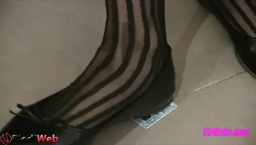 Patent siyah çoraplı telefon kartıyla erkek delisi ayakla oynama