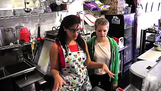 Zwei deiche in der küche spielen mit eis