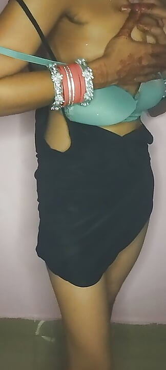Indian girl fingering in pusssy.