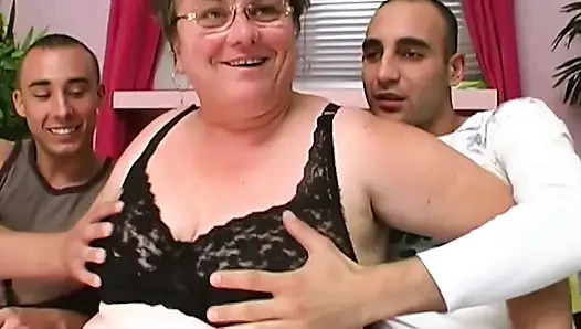 Reife MILF nimmt dicken schwanz in hardcore-dreier