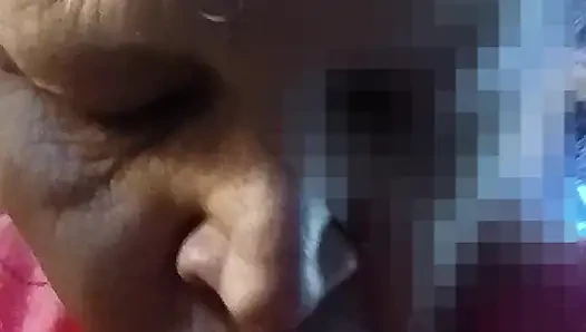 Bu adama sakso çekmemi izle! Ateşli orta yaşlı seksi kadın sakso çekiyor!