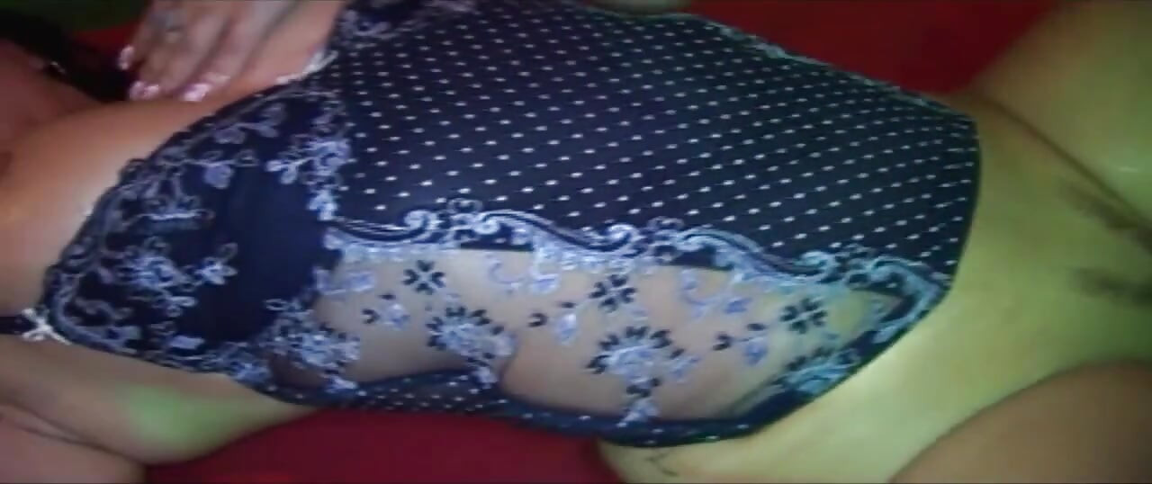 Morena nena folla la lengua coño y luego recibe un golpe duro
