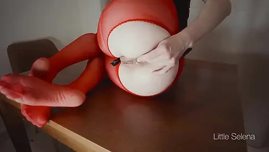 Fisting pantat pakai stoking merah