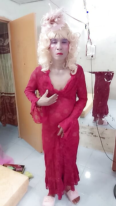 Oanh Le transgender w sukience selfie z penisem terierem