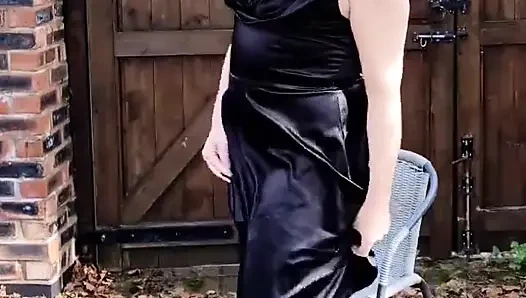 Siyah saten içinde ateşli travesti