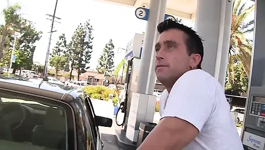 Cewek mungil ini susah payah muat di kontol besar