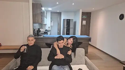 Tanpa berpikir aku meniduri saudara perempuan sahabatku, saat kami menonton pertandingan sepak bola