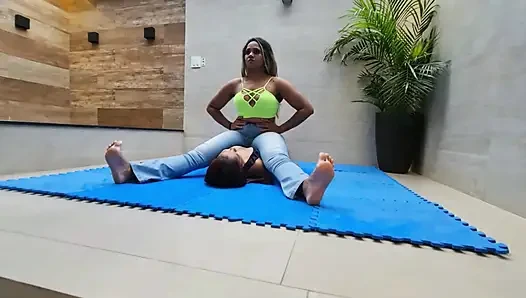 Perut dan dada diduduki veronica dan budaknya