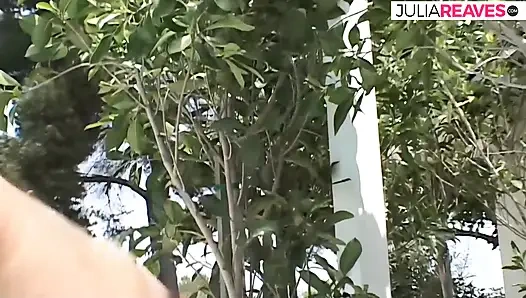 Geile blondine würgt an einem schwarzen monster-schwanz und lutscht ihn dann zu einem massiven mund, abspritzen