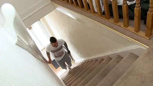 Сводную сестру с большой задницей жестко трахают в ее мокрую киску ее сводного братца