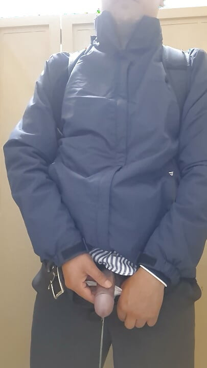在浴室裡尿尿