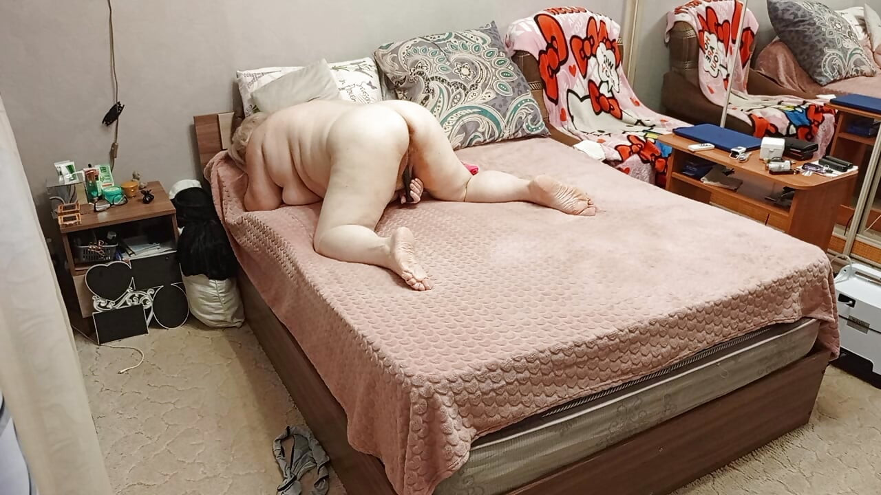 เพื่อนบ้านที่มีตูดกลมใหญ่และหีขนดกได้รับการถึงจุดสุดยอดจากการช่วยตัวเอง