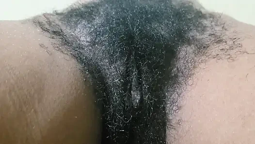 Tante seksi dengan memek berbulu dientot habis-habisan sama pria dewasa sampai mengerang keenakan