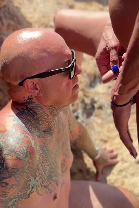 Escrava tomando um gole revigorante de mijo direto da fonte