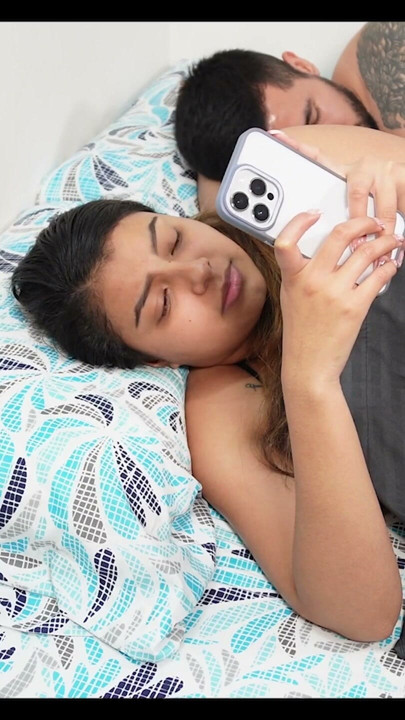 Concordei em dividir a cama com meu meio-irmão e algo inesperado aconteceu. | Clipe 2