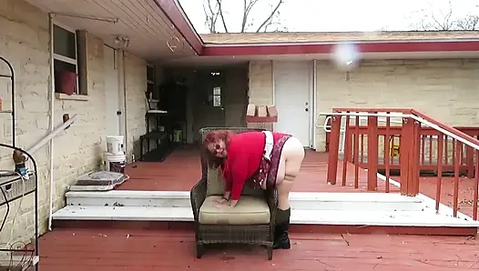 Yeni çizmelerimle verandamda amcık sallanıyor ve