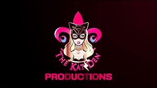 Kat-licious senzualno pleše u crno-smeđem Teddyju, podvezici i kurvicama do bedara