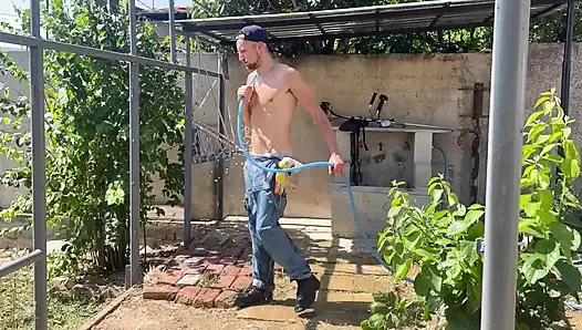 Bahçıvan beni uyandırdı ve kendimi bahçede salıncakta ona verdim