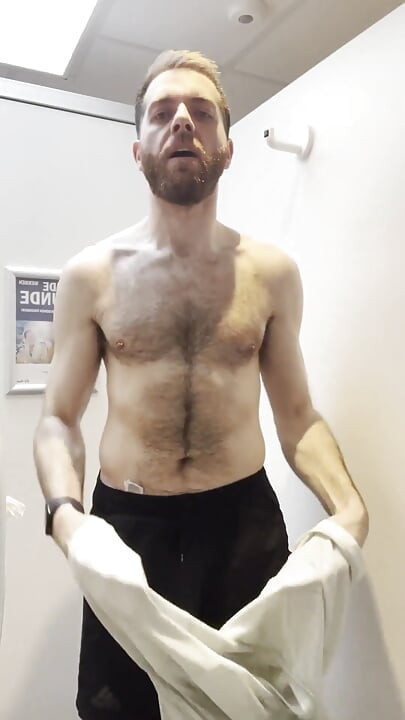 Wichsen im fitnessstudio mit einer großen cumshot