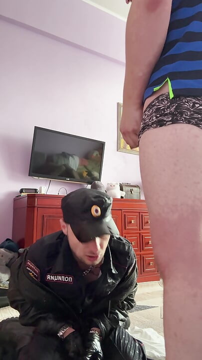 Policajac ispod dna piša u uniformi i koži