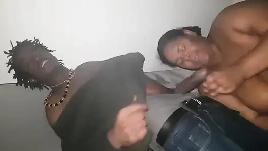 İki kadın bir erkek üçlü grup seks öpüşüyor birbirlerini parmaklıyor büyük zenci yarağı emiyor bizi sert ve derin domaltarak sikiyor