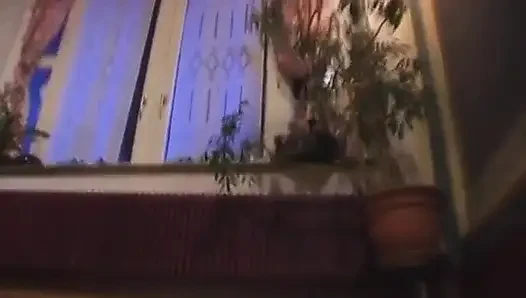 İki blinfolded hatun ellerini birbirlerinden uzak tutamıyor