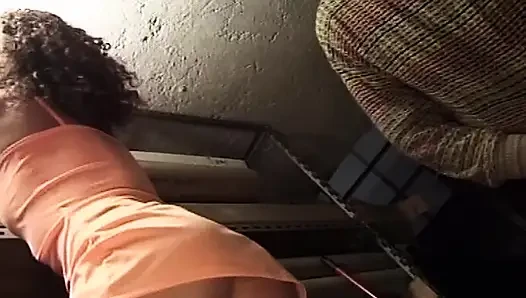 Azgın orta yaşlı seksi kadın özensiz garajda zonklayan yarağı gırtlağına kadar alıyor
