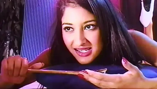 Klasik 90'ların Hintli yıldız kızı Nadia Nyce kalın dölü içine alıyor