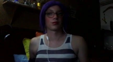 Transsexuală amatoare, ascultându-și bătăile inimii în chat.