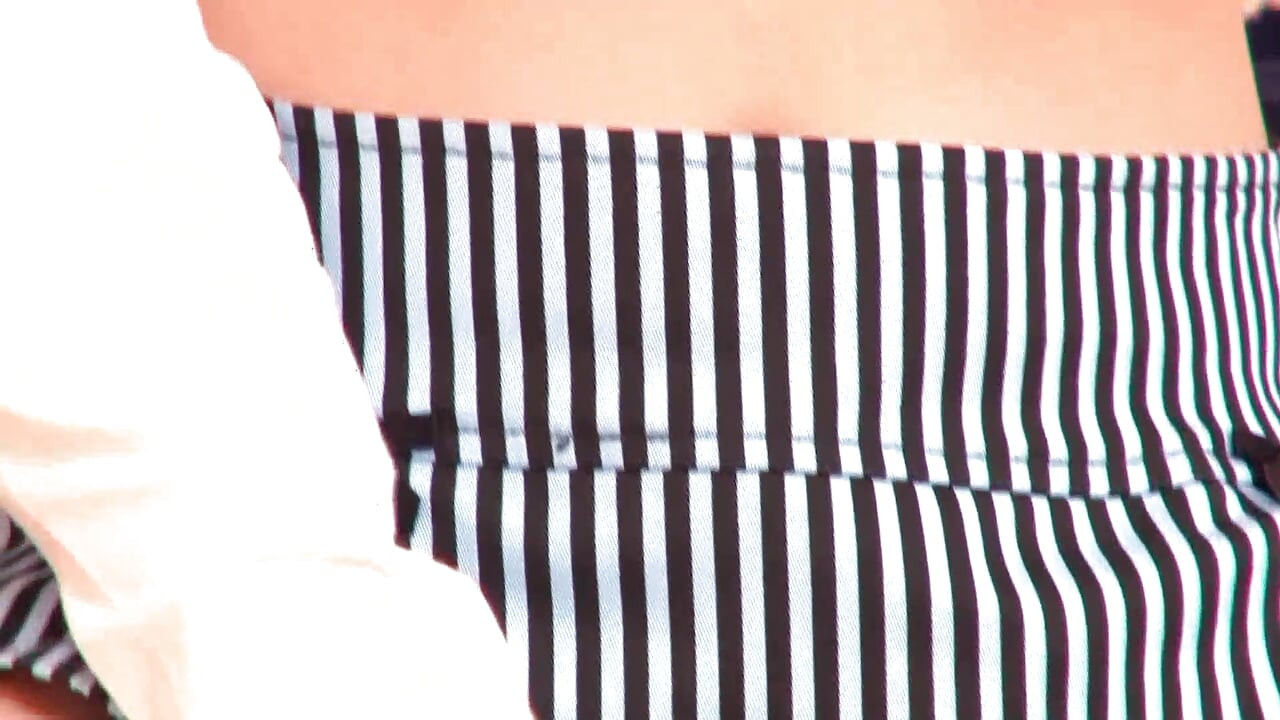 Snygging har en klitslag innan hon rider på en enorm kuk till spermasprut