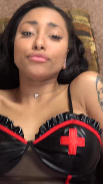 Enfermera Yazmin toma polla para mantener su trabajo