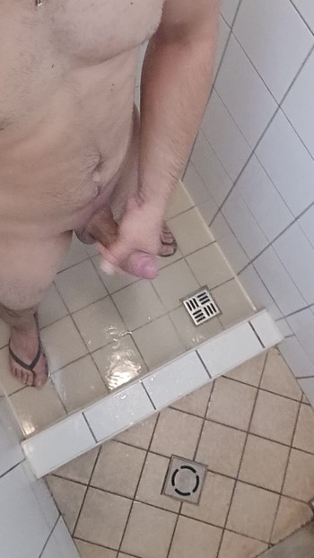 Saya memukul diri saya di bilik mandi setiap kali