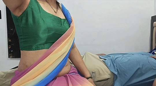 Heiße desi bhabhi bekommt ihren sari auseinander ausgezogen und ihre nasse muschi wird von frechen devar zerstört, während sie allein zu hause ist