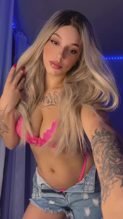 This beautiful woman shows herself in underwear, she is so hot and shows her beautiful curves.