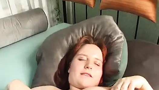 Si rambut merah gemuk menunjukkan tubuhnya yang panas