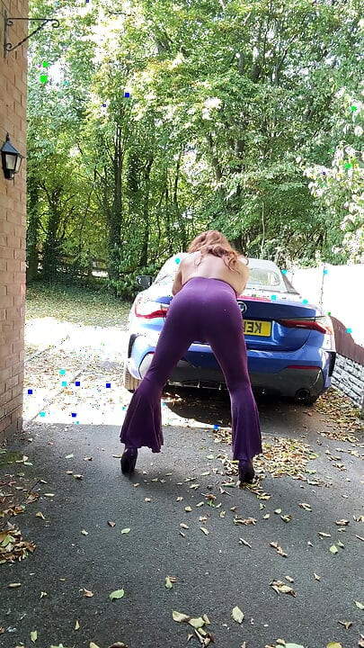 Seksi transvestit kellycd2022 u ljubičastom catsuitu i štiklama
