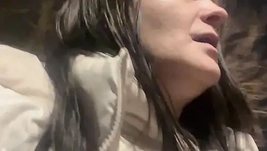 Помощник по уходу кончает в общественном туалете во время перерыва