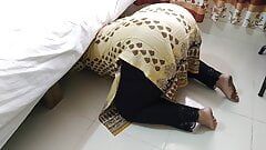 Servitoare indiană se blochează sub pat în timp ce curăța casa, am futut-o dur înainte de a o ajuta - spermă uriașă în cur