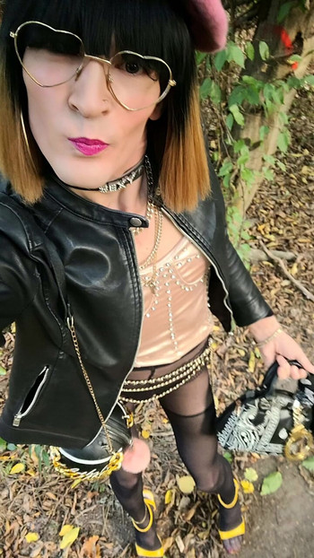 ROSe beret, diamond corset, whore tights, yellow heels. VaneSsaBiTCHx
