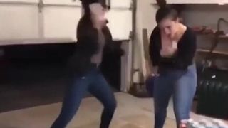 Chicas de escote golpeando latas de cerveza en la cabeza