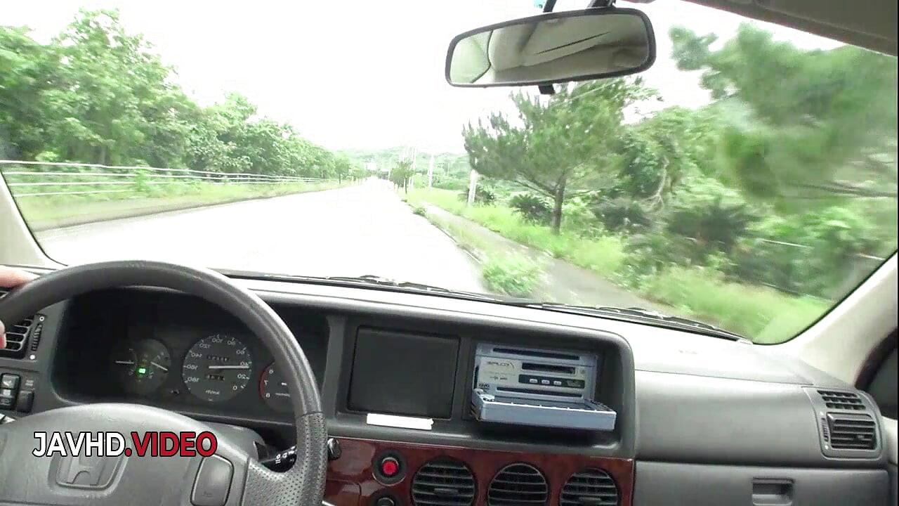 Dik memeli Asyalı güzel Saya Tachibana tarafından yol kenarında ateşli sakso