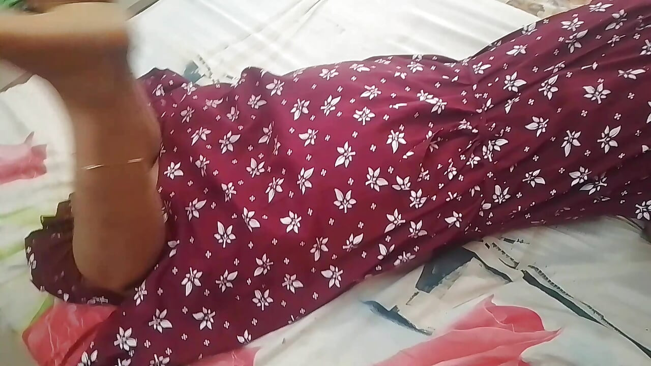 Suami isteri menikmati seks di rumah